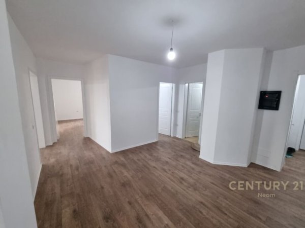 Shitet Apartament 3+1+2 i investuar + oborr ne kompleksin e vilave Arabe, Linze.Neom92401