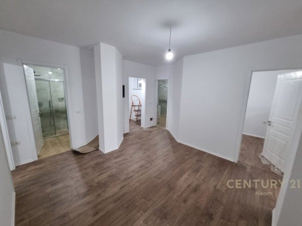 Shitet Apartament 3+1+2 i investuar + oborr ne kompleksin e vilave Arabe, Linze.Neom92401