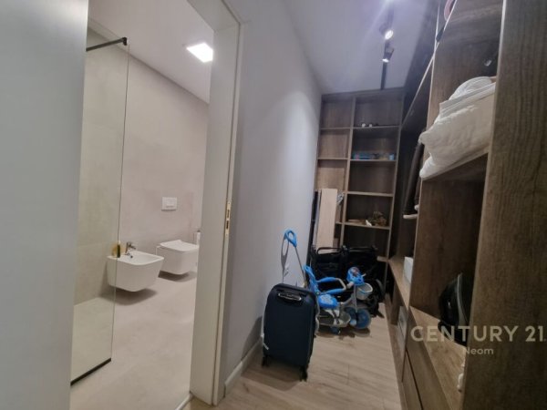 Shitet Apartament 2+1+2 i investuar + oborr ne kompleksin e vilave Arabe, Linze.Neom92348