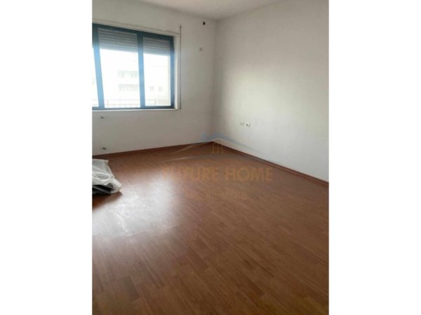 Tirane, shes apartament 2+1, , 134 m2 210,000 € (Kopshti Botanik)