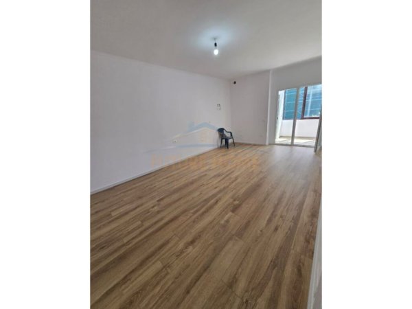 Tirane, shitet apartament 1+1, Kati 4, 40 m2 75,000 € (Rruga Riza Cerova)