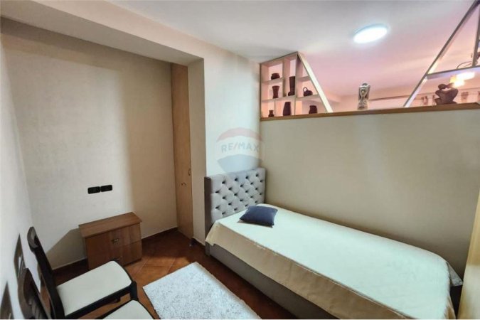 Tirane, jepet me qera apartament 1+1+Ballkon, Kati 8, 80 m2 550 € (Apartament 1+1 Me Qira Tek Garda!)