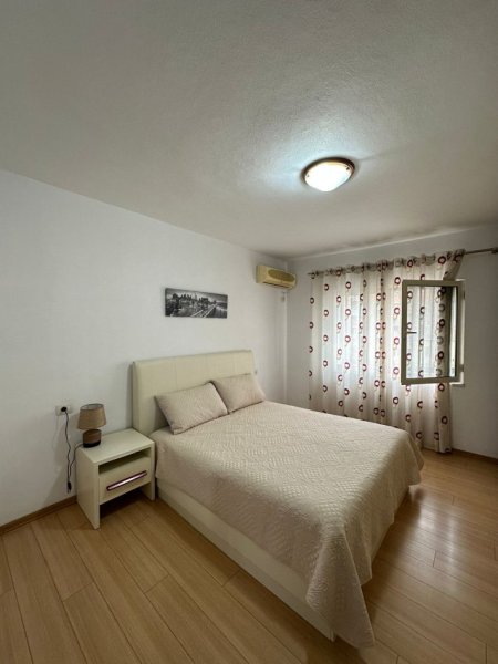 Tirane, jepet me qera apartament 2+1+Ballkon, Kati 2, 100 m2 700 € (STADIUMI DINAMO)
