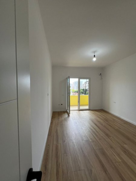 Tirane, shitet apartament 1+1+Ballkon, Kati 4, 71 m2 120,000 € (Rruga Riza Cerova)