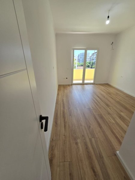 Tirane, shitet apartament 1+1, Kati 4, 71 m2 120,000 € (Xhamllik)