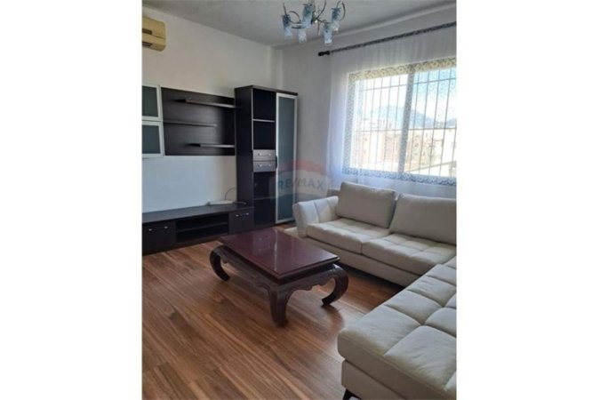 Tirane, jepet me qera apartament 2+1+Ballkon, Kati 5, 75 m2 400 € (Pazari i Ri)