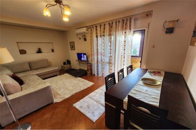 Tirane, jepet me qera apartament 2+1, Kati 8, 80 m2 550 € (Garda - Bllok)