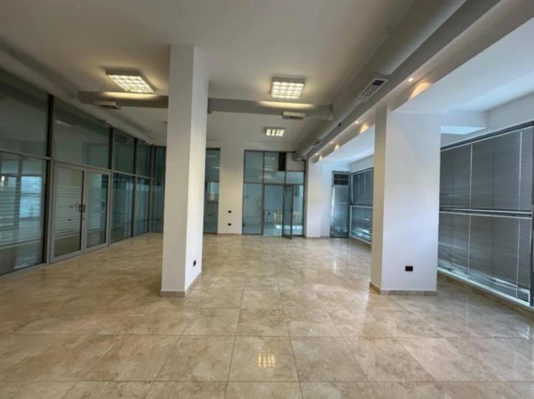 Tirane, jepet me qera ambjent biznesi , , 81 m2 750 € (Bulevardi Zhan Dark)