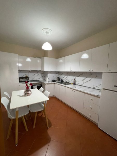 Tirane, jepet me qera apartament 2+1, Kati 7, 85 m2 850 € (Sheshi Wilson)