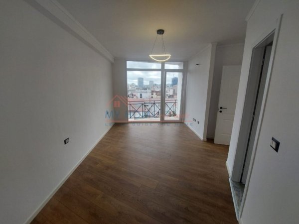 Tirane, shitet apartament 2+1+Ballkon, Kati 10, 100 m2 215,000 € (Rruga e Barikadave)