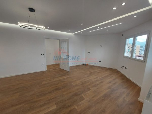 Tirane, shitet apartament 2+1+Ballkon, Kati 10, 100 m2 215,000 € (Rruga e Barikadave)