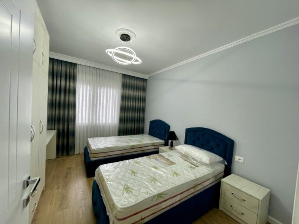 Tirane, jepet me qera apartament 2+1+Aneks+Ballkon, Kati 4, 120 m2 850 € (Zogu i Zi)