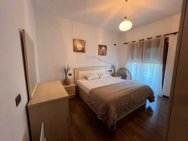 Tirane, jepet me qera apartament 2+1+Ballkon, Kati 2, 85 m2 400 € (Sauk)