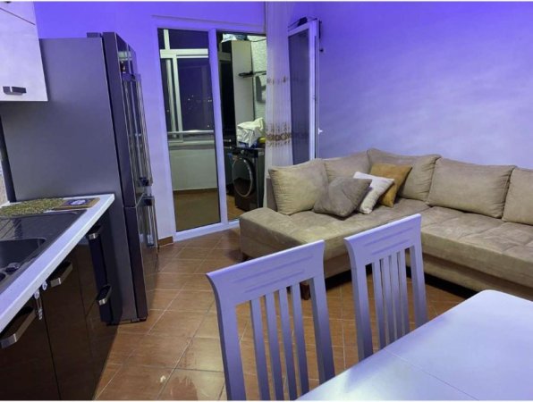 Tirane, jepet me qera apartament 1+1+Ballkon, Kati 2, 60 m2 350 € (ali demi)