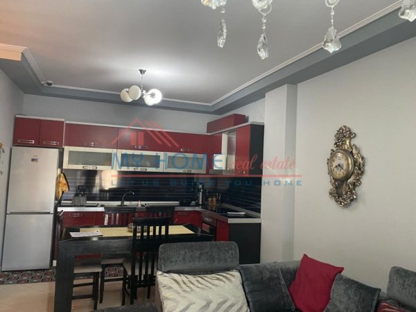 Tirane, shitet apartament 2+1+Ballkon, Kati 2, 115 m2 180,000 € (Rruga Xhanfize Keko,)