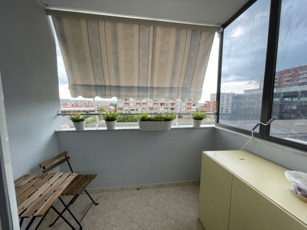 Tirane, jepet me qera apartament 2+1+Ballkon, Kati 4, 850 € (Zogu i Zi prane Ring Center)