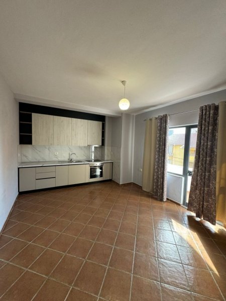 Tirane, jepet me qera apartament 2+1+Ballkon, Kati 2, 100 m2 430 € (Rruga Jordan Misja , prane kompleksit Marga)