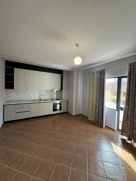 Tirane, jepet me qera apartament 2+1+Ballkon, Kati 2, 100 m2 430 € (Rruga Jordan Misja , prane kompleksit Marga)