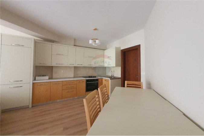 Tirane, shitet apartament , Kati 3, 80 m2 95,500 € 