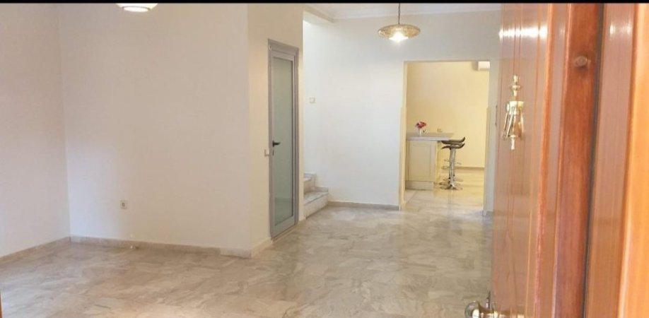 Tirane, jepet me qera apartament 3 Katshe, Kati 3, 400 m2 1,300 € (Don Bosko)