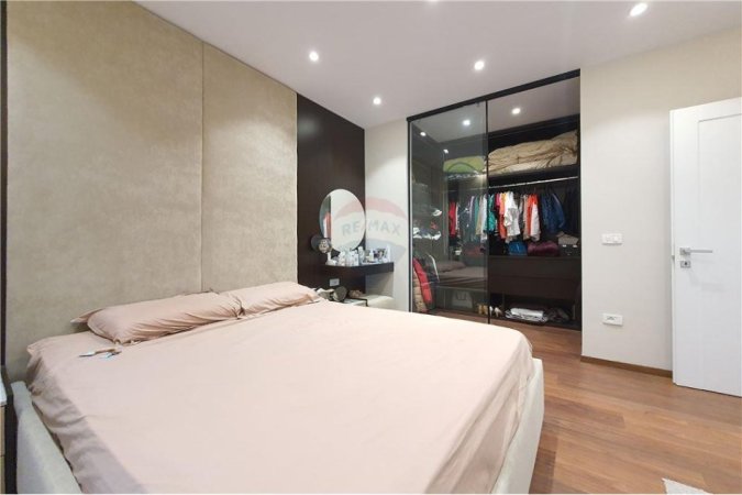 Tirane, shitet apartament , Kati 4, 102 m2 275,000 €