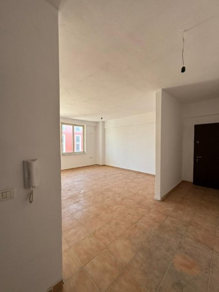 Shkoder, shitet apartament 2+1+Ballkon, Kati 9, 100 m2 97,000 € (RUS, SHKODER)