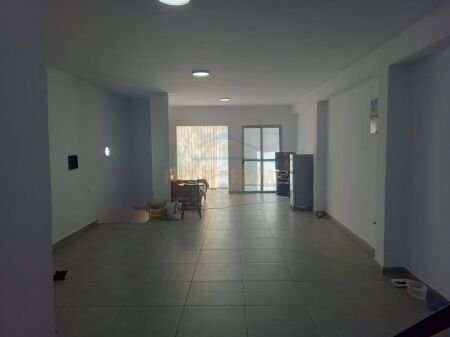 Qera, Njesi Duplex, në Rrugën e Dibrës, prane Komisariatit Nr. 4, Tiranë.  AREA40677