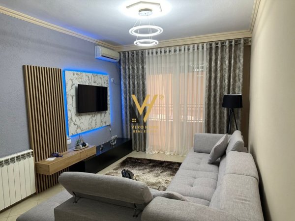 Tirane, jepet me qera apartament 2+1+Ballkon, Kati 7, 110 m2 500 € (UNAZA E RE)