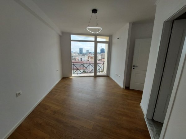 Tirane, shitet apartament 2+1, Kati 10, 100 m2 215,000 € (Rruga e Barrikadave)