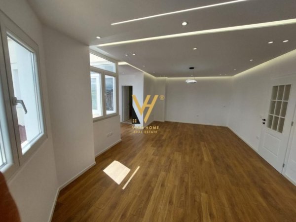 Tirane, shitet apartament 2+1+Ballkon, Kati 10, 100 m2 215,000 € (RRUGA E BARRIKADAVE)