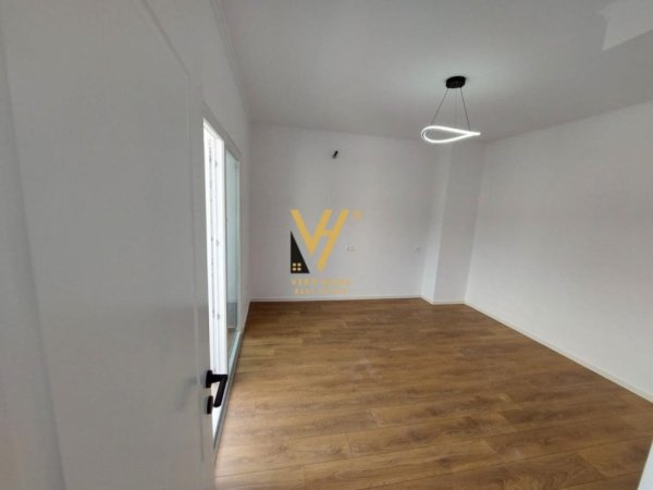 Tirane, shitet apartament 2+1+Ballkon, Kati 10, 100 m2 215,000 € (RRUGA E BARRIKADAVE)