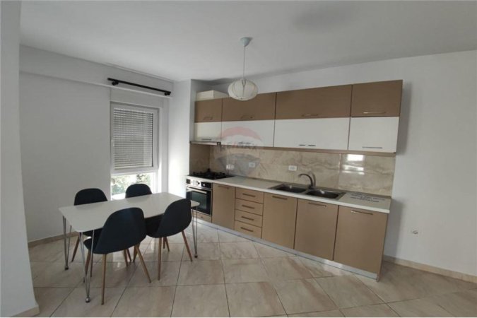 Tirane, jepet me qera apartament 2+1, Kati 2, 85 m2 500 € (Ish parku autobusave - PRANE SHKOLLES NAIM FRASHERI - Kompleksi Kontakt)