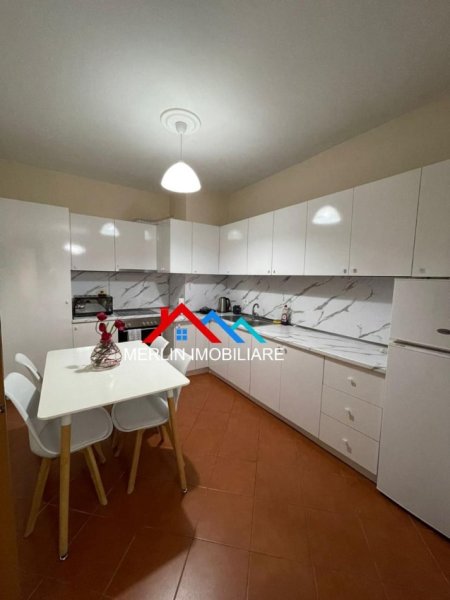 Tirane, jepet me qera apartament 2+1, Kati 7, 85 m2 850 € (Sami Frasheri)