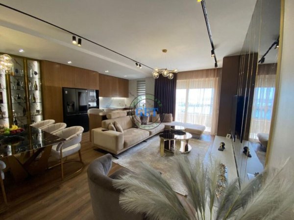 Shqiperi, shitet apartament 3+1, Kati 8, 146 m2 450,000 € (Rruga e Portit, Durres)