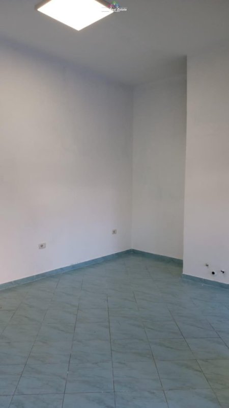 Tirane, jepet me qera dyqan Kati 0, 22 m² 350 Euro (rruga e bogdaneve)