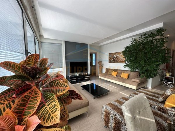 Tirane, shitet apartament 2+1+Ballkon, Kati 11, 130 m² 286,000 € (Bulevardi Zogu I)