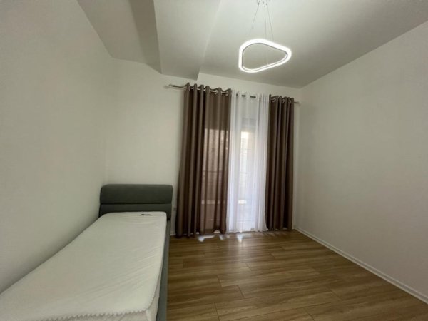 Tirane, jepet me qera apartament 3+1, Kati 5, 136 m² 750 € (21 DHJETORI)