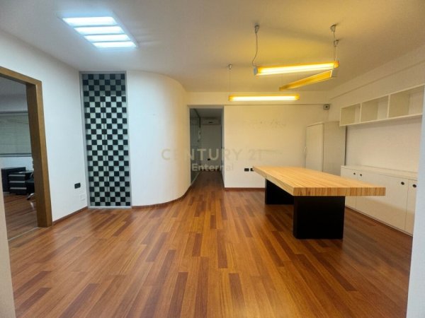 Tirane, jepet me qera zyre , Kati 2, 156 m² 2,000 € 