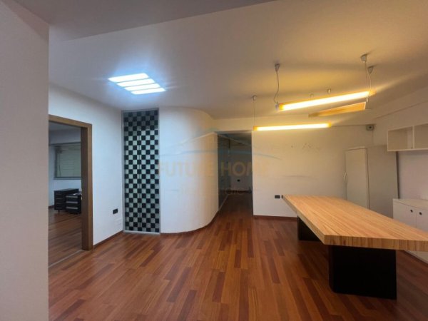 Tirane, jepet me qera zyre , Kati 2, 156 m² 2,000 € (Blloku)