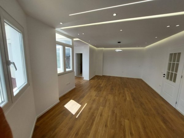 Rr, e Barrikadave, shitet apartament 2+1, Kati 10, 100 m² 215,000 €