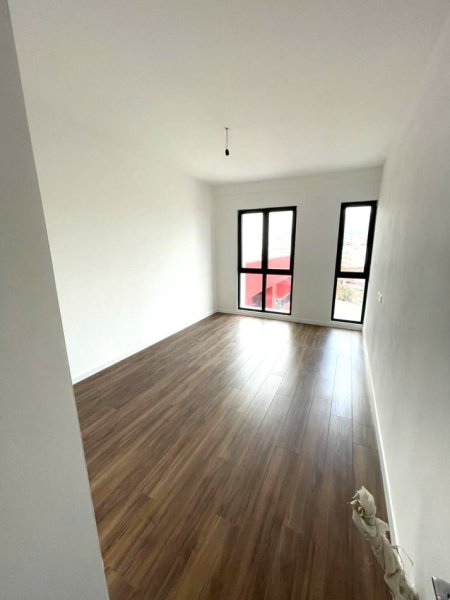 Tirane, jepet me qera apartament 1+1, , 155 m² 550 € (Square 21)