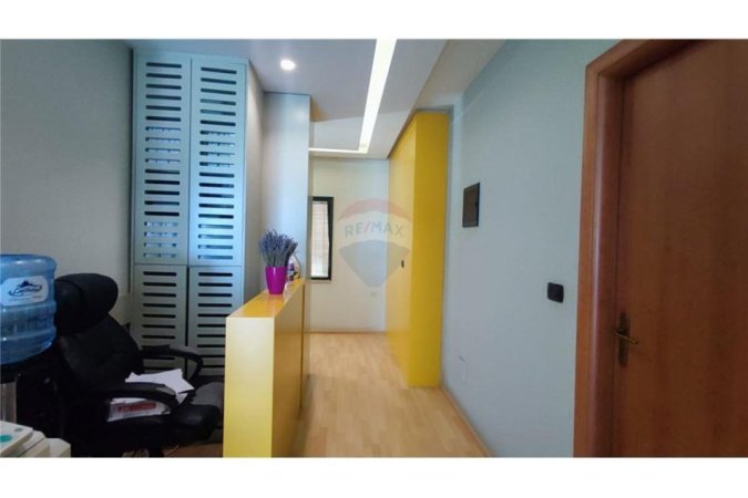 Tirane, jepet me qera zyre , Kati 6, 143 m² 1,500 € (Ish blloku - Bllok, Shqipëri)
