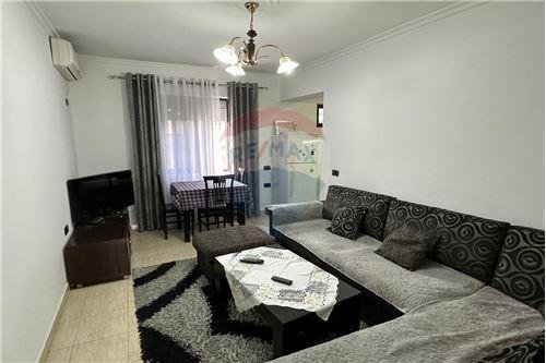 Tirane, jepet me qera apartament 2+1+Ballkon, Kati 5, 72 m² 500 € (Rruga Asim Vokshi)