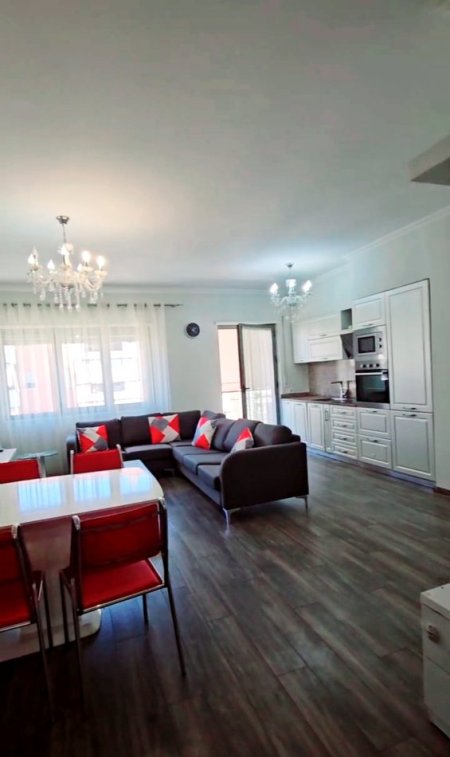 Tirane, jepet me qera apartament 3+1, Kati 8, 140 m² 1,000 € (Rruga e Kavajes)