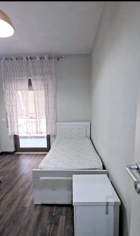 Tirane, jepet me qera apartament 3+1, Kati 8, 140 m² 1,000 € (Rruga e Kavajes)