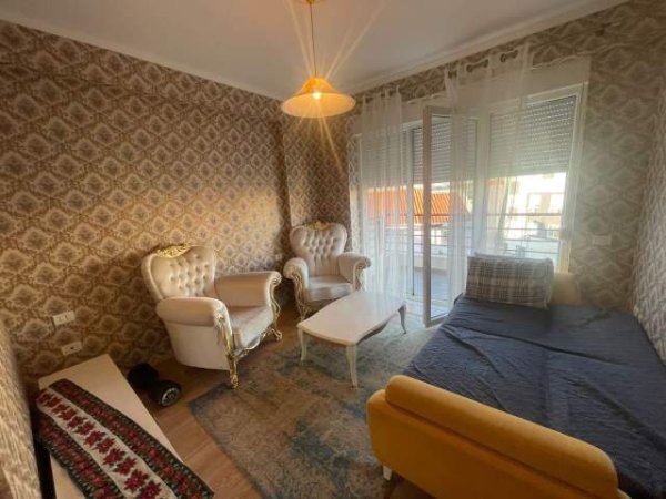 Tirane, jepet me qera apartament duplex 3+1 Kati 4, 164 m² 1.000 Euro (Liqeni i Thatë)