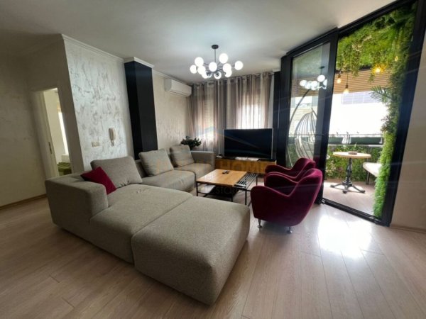 Tirane, jepet me qera apartament 2+1+Ballkon, Kati 7, 100 m² 850 € (Bllok)