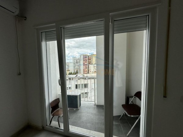 Tirane, jepet me qera apartament 1+1, Kati 8, 68 m² 400 € (Rruga e Barrikadave)