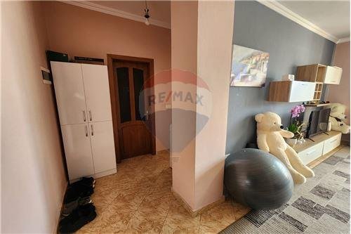 Tirane, shitet apartament 1+1, Kati 5, 67 m² 99,000 € (Brryll - Brryli - Materniteti i Ri, Shqipëri)