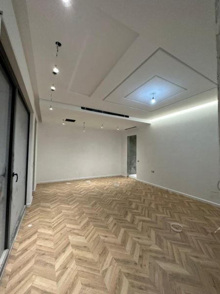 Tirane, jepet me qera zyre , Kati 8, 200 m² 2,500 € (Kompleksi Delijorgji)